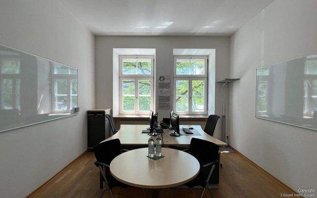 Repräsentativer Büroraum mit Altbaucharme