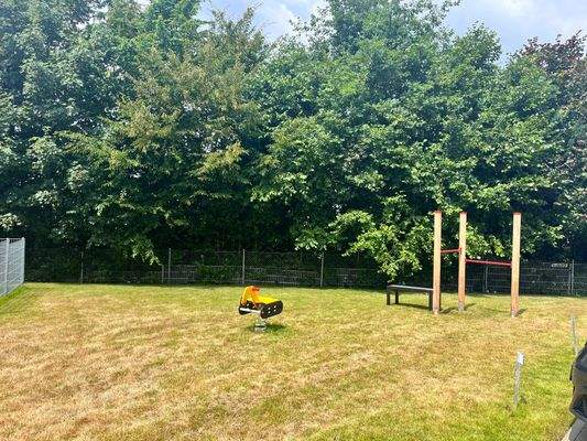 Kleiner Kinderspielplatz auf dem Gelände