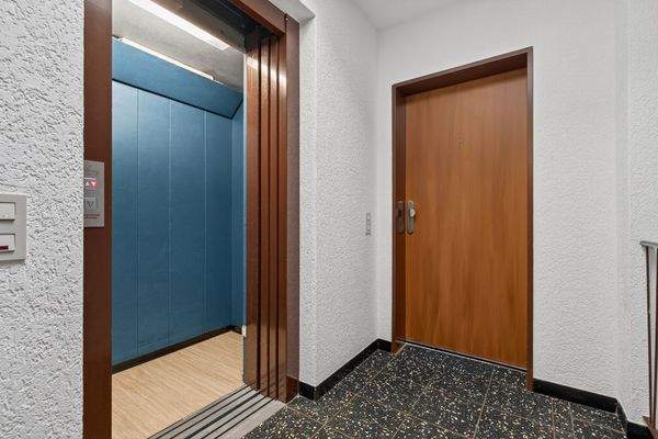 Aufzug & Wohnungseingang