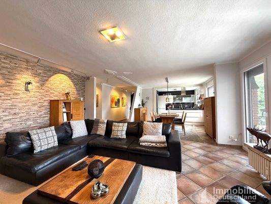 Wohnbereich mit Blick auf Küche uns Essecke