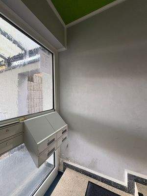 Treppenhaus mit Briefkästen