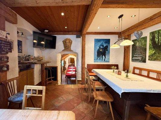 Sitzbereich neben Schank