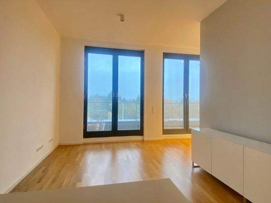 Wohnzimmer mit großen Terrassenfenstern