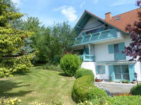 Blick auf Wohnung mit Terrasse und Markise