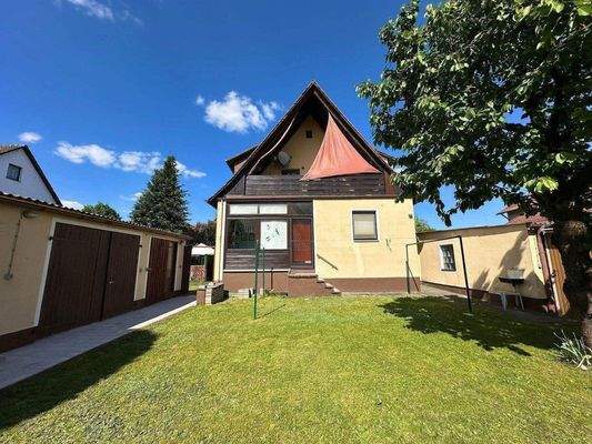 Garten mit Rückansicht Gebäude