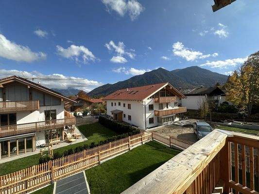 Hausansicht mit Nachbarbebauung