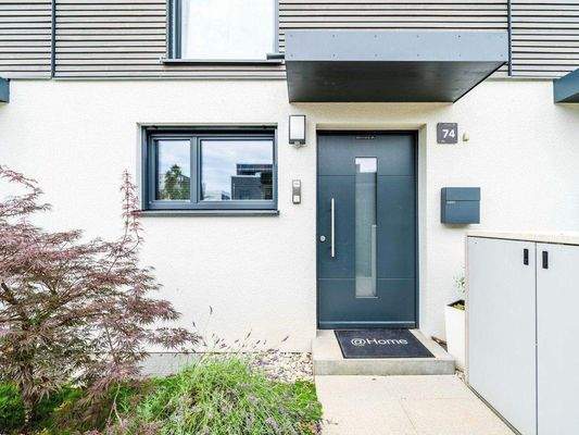 Hauseingang - davor Carport