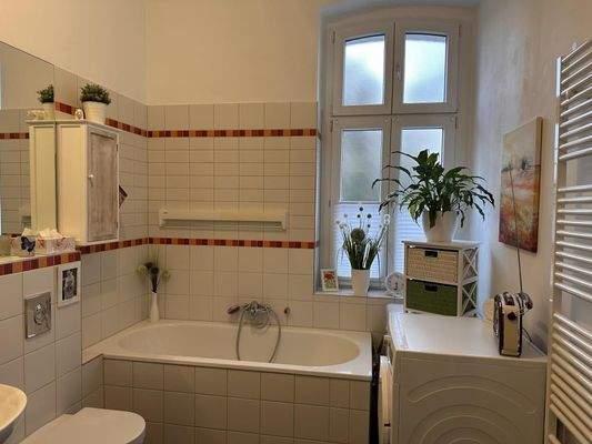 Bad mit Dusche und Wanne