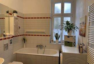 Bad mit Dusche und Wanne