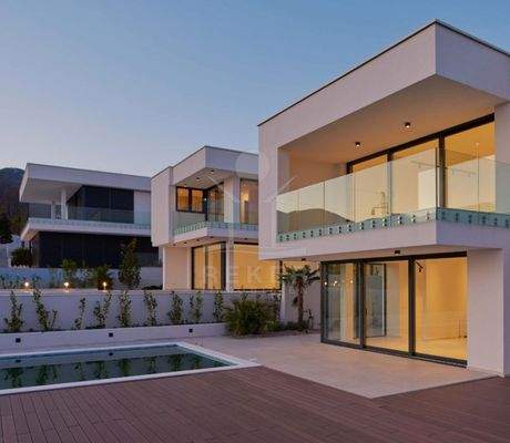 Ein toller Pool ziert das zauberhafte Exterieur