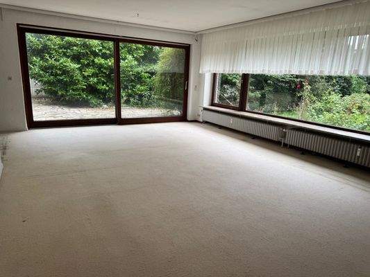 EG: Wohnzimmer mit großen Fensterfronten