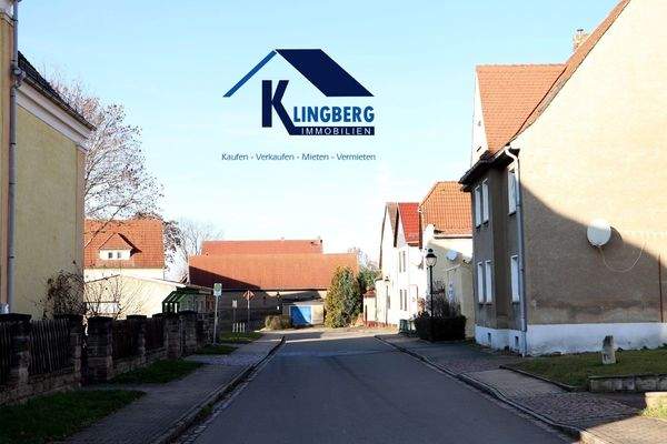 Blick von der Straße auf Haus