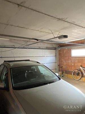 Elektrisch öffnende Doppelgarage mit Tageslichtfen