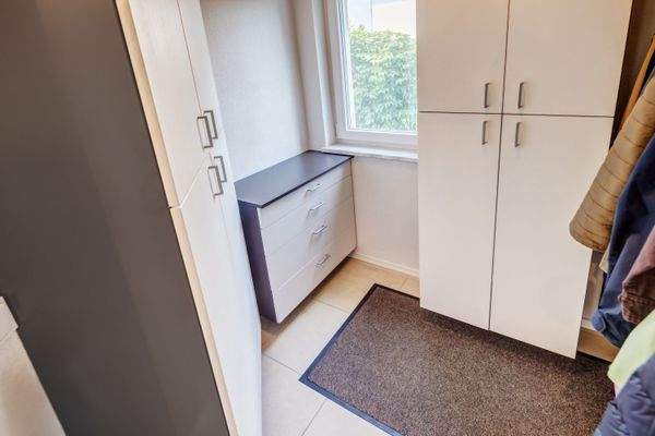 geräumige Garderobe mit praktischen Einbauschränken