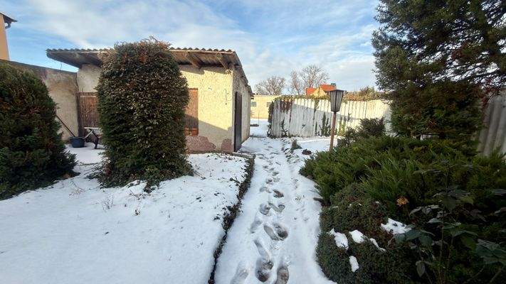 Gartenansicht mit Schuppen