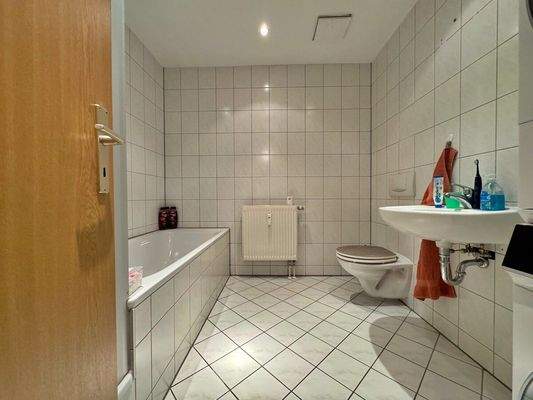 Bad mit Dusche und Wanne