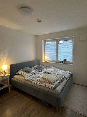 Helles Schlafzimmer mit Bett