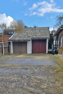 Hof mit zwei Garagen