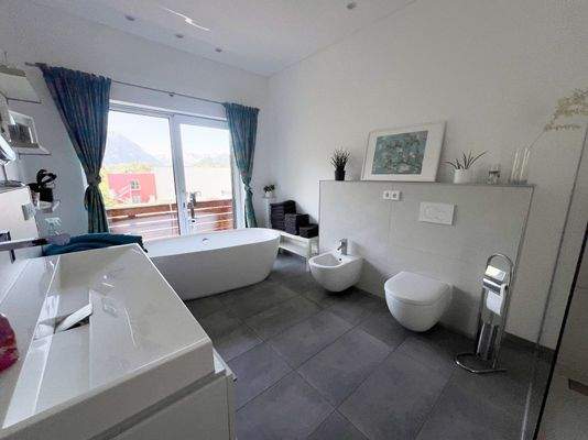 Badezimmer mit freistehender Wanne und...