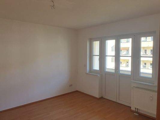 Wohnzimmer mit Balkon (1).jpg