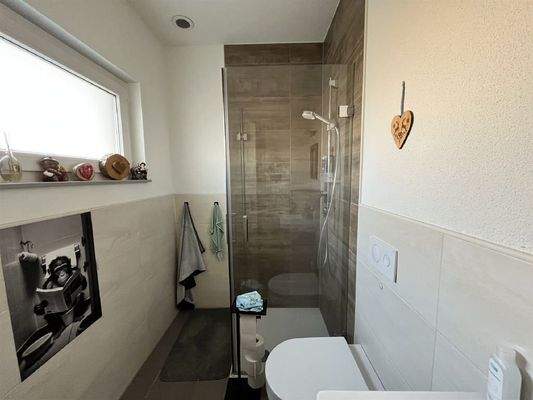 Gäaste WC und Dusche EG