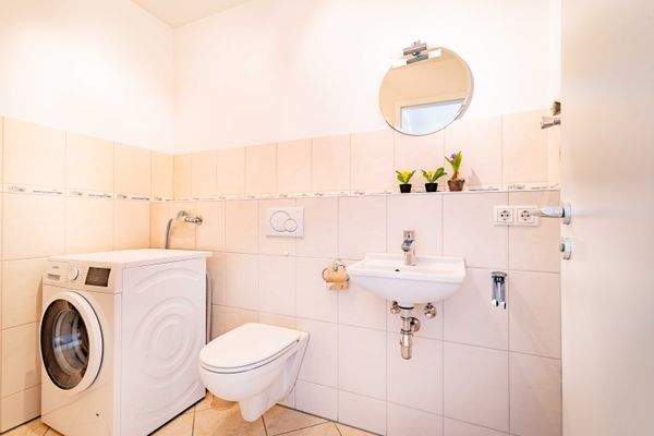 Gäste-WC mit Waschmaschinenanschluss