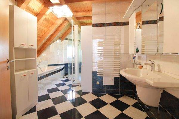 Badezimmer Dusche & Wanne OG