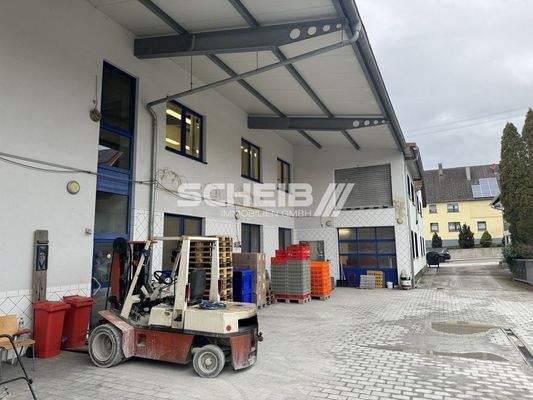 überdachter Anlieferungsbereich