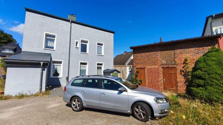 Hinteransicht mit Nebengebäuden