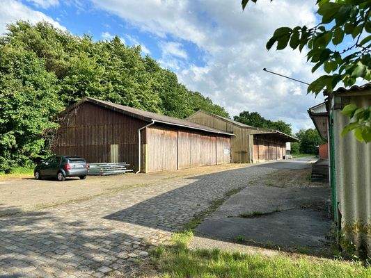 Gegenüber: Lagerflächen