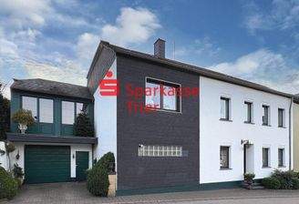 Hausansicht mit Garage