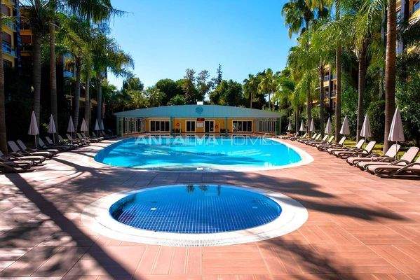 Ready-to-Move Flat in a Seafront Complex with Pool in Alanya