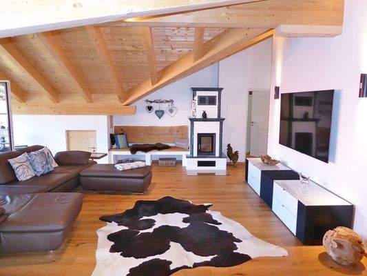 Offenes Wohnzimmer mit Kaminofen