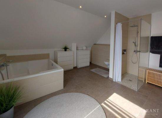 Bad - Dusche und Wanne