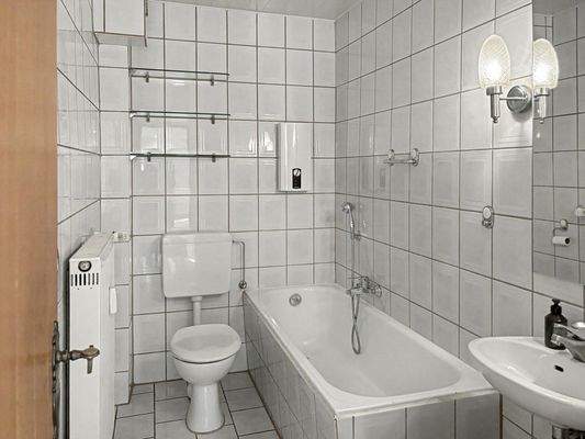 Badzimmer 1 mit Wanne