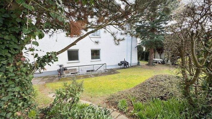 Gartenbereich mit Kelleraußenzugang