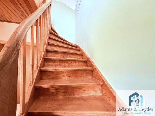 schöne Holztreppe zum 1. OG