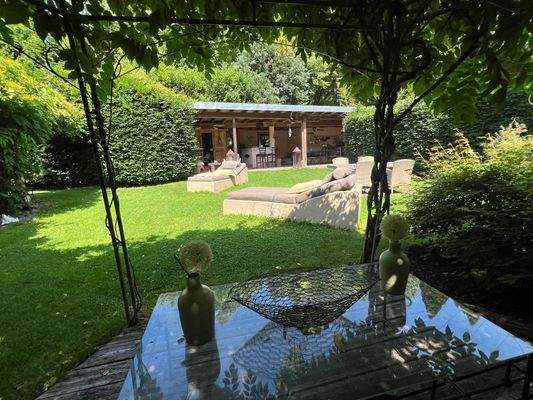 Outdoorküche mit Liegebereich