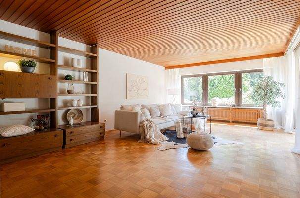 großzügiges Wohnzimmer