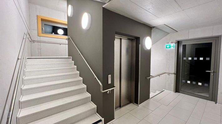 Treppenhaus mit Fahrstuhl