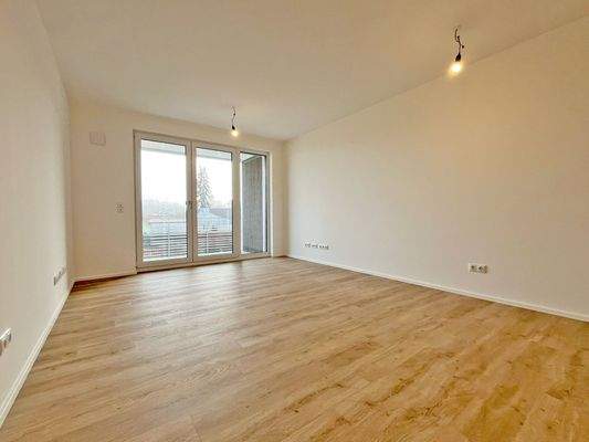 Wohnzimmer mit Balkonzugang