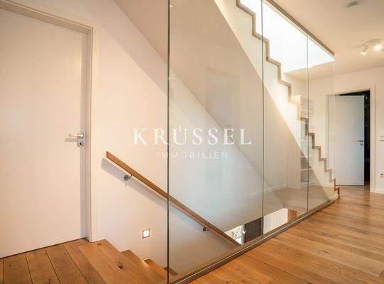 Der lichtdurchflutete Flur mit Holzdielentreppe