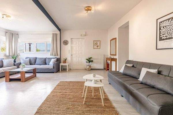 Ligaria: Villa mit drei Wohnungen und Pool zu verkaufen