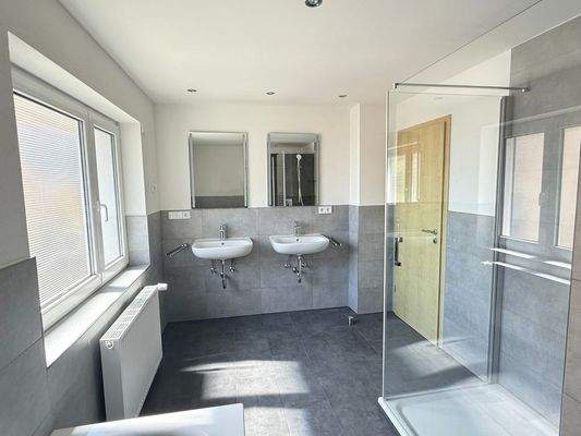 Bad mit 2 Waschbecken, Dusche+Wanne