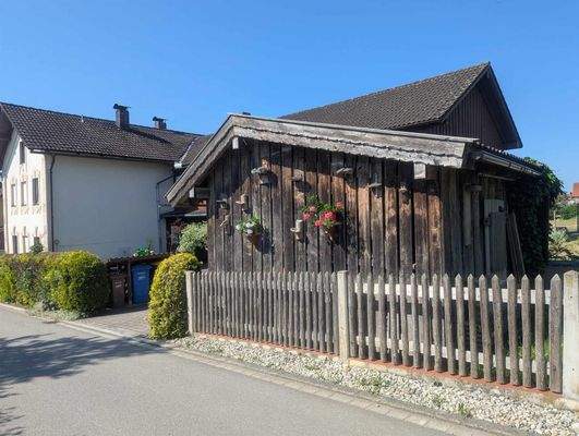 Einfahrt/Holzschuppen