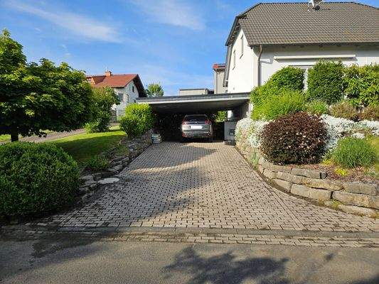 Zufahrt zum Carport