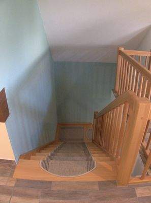 Massivholztreppe  ins Obergeschoss