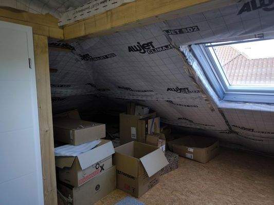 Dachgeschoss mit Fenstern 