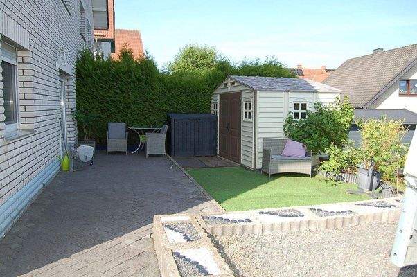 07 Rückseite mit Terrasse + Stellplatz.JPG