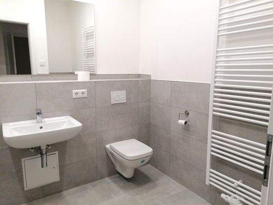 Bad mit Wanne und Fußbodenheizung